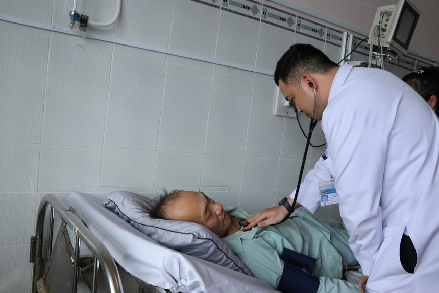 Cấp cứu thành công người đàn ông 57 tuổi ngưng tim 90 phút - Ảnh 1.