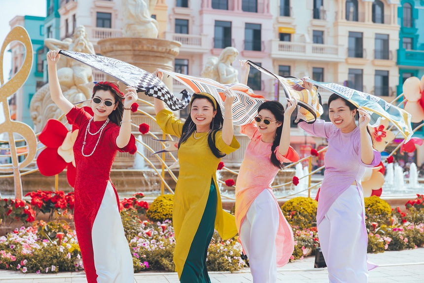 Gần nửa triệu lượt khách "cập bến" Grand World trong kỳ nghỉ Tết Nguyên đán 2024 - Ảnh 2.