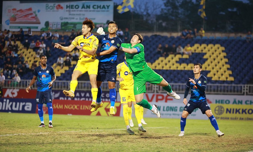 Văn Lâm chấn thương không nặng, HLV Troussier cùng CLB Bình Định bớt lo - Ảnh 2. Văn Lâm chấn thương không nặng, HLV Troussier cùng CLB Bình Định bớt lo - Ảnh 2.