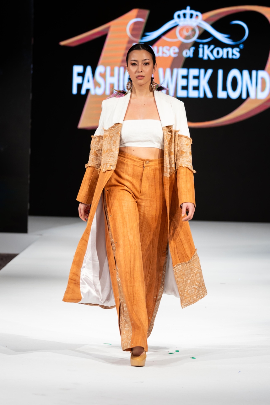 NTK La Phạm mang thổ cẩm Việt lên sàn diễn thời trang London - Ảnh 1. NTK La Phạm mang thổ cẩm Việt lên sàn diễn thời trang London - Ảnh 1.