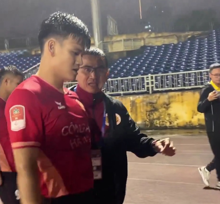 Hồ Tấn Tài tranh luận với HLV Kiatisuk về chiến thuật, nói thẳng điểm chưa hài lòng - Ảnh 3.