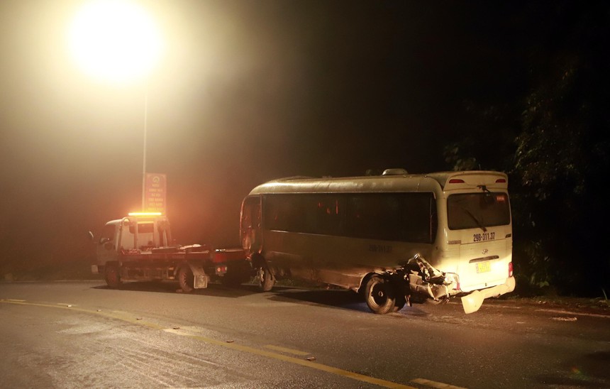 Xe khách lao xuống vực ở Tam Đảo - Ảnh 1.