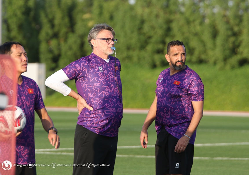 Vì sao HLV Troussier phải 'nhường' bạn thân dẫn dắt U23 Việt Nam? - Ảnh 2. Vì sao HLV Troussier phải 'nhường' bạn thân dẫn dắt U23 Việt Nam? - Ảnh 2.