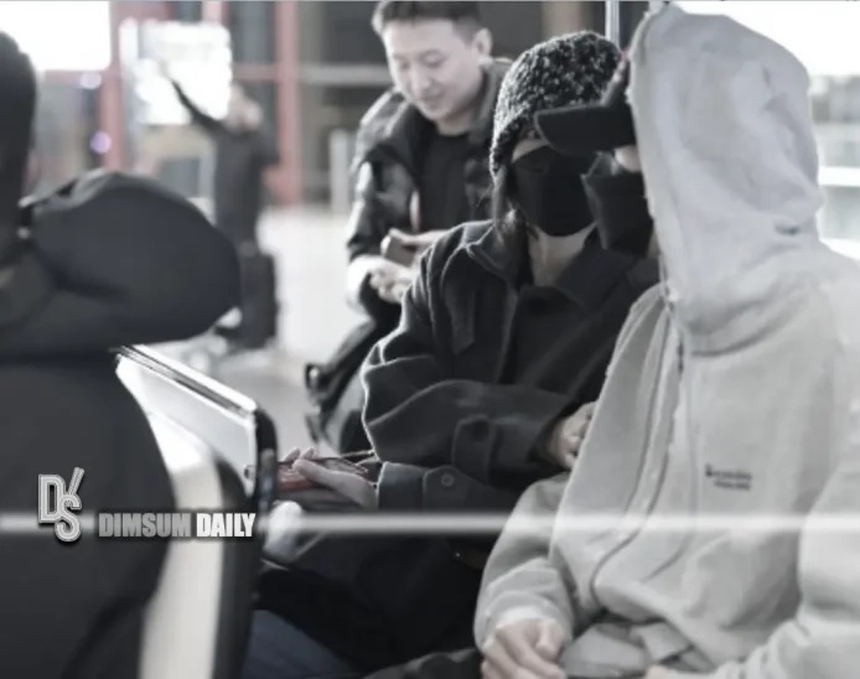 Vương Phi dịu dàng và tình cảm bên Tạ Đình Phong tại sân bay Bắc Kinh - Ảnh 3.