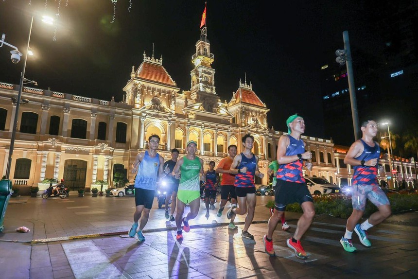 Hơn 11 nghìn người tham gia giải chạy đêm TP.HCM - Ảnh 1. Hơn 11 nghìn người tham gia giải chạy đêm TP.HCM - Ảnh 1.