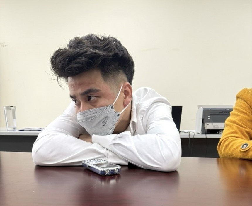 Khởi tố, bắt tạm giam đối tượng dùng dao chém xe buýt - Ảnh 1. Khởi tố, bắt tạm giam đối tượng dùng dao chém xe buýt - Ảnh 1.