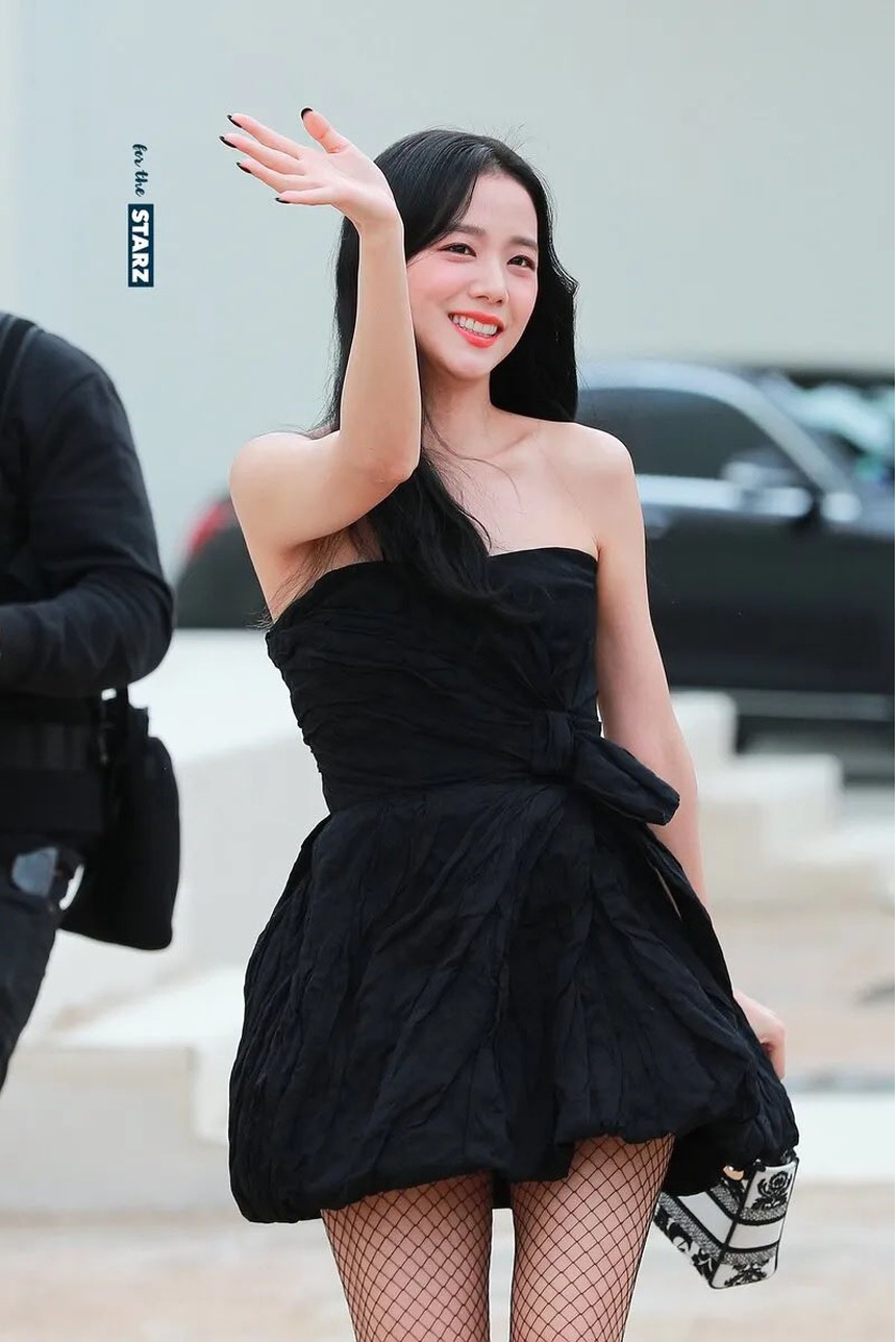 Jisoo Blackpink được Dior đối xử đặc biệt, nhiếp ảnh gia 'tranh giành' nữ thần tượng tại Tuần lễ thời trang Paris - Ảnh 3. Jisoo Blackpink được Dior đối xử đặc biệt, nhiếp ảnh gia 'tranh giành' nữ thần tượng tại Tuần lễ thời trang Paris - Ảnh 3.