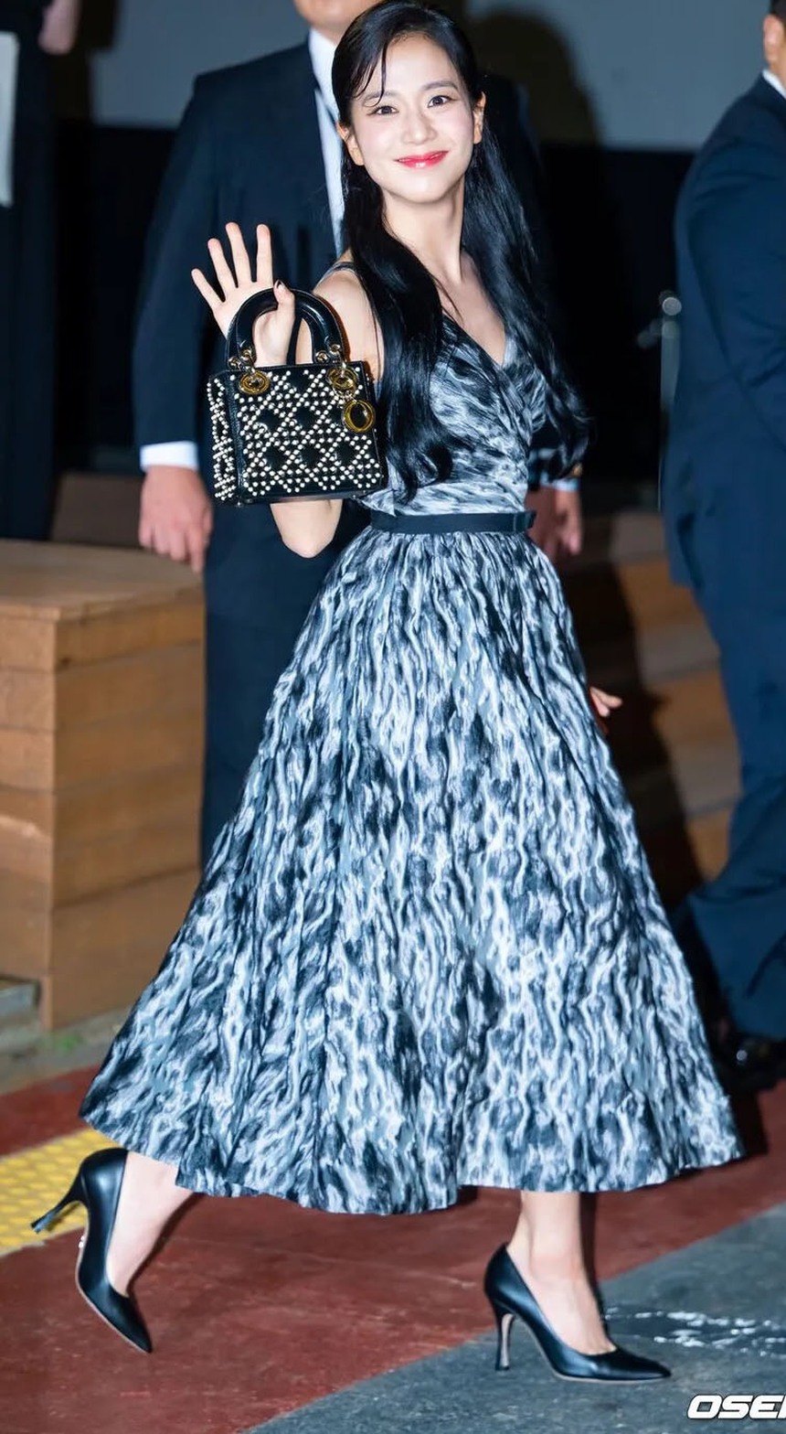 Jisoo Blackpink được Dior đối xử đặc biệt, nhiếp ảnh gia 'tranh giành' nữ thần tượng tại Tuần lễ thời trang Paris - Ảnh 4. Jisoo Blackpink được Dior đối xử đặc biệt, nhiếp ảnh gia 'tranh giành' nữ thần tượng tại Tuần lễ thời trang Paris - Ảnh 4.