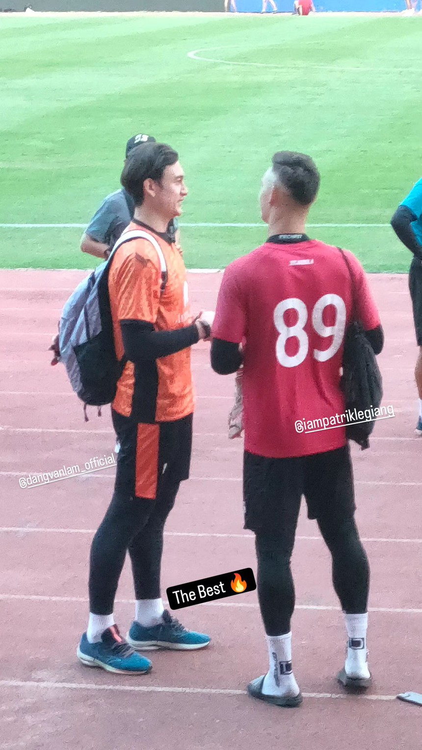 Thủ môn Việt kiều gặp mặt tuyển thủ Việt Nam sau khi nói chuyện với HLV Troussier - Ảnh 2.