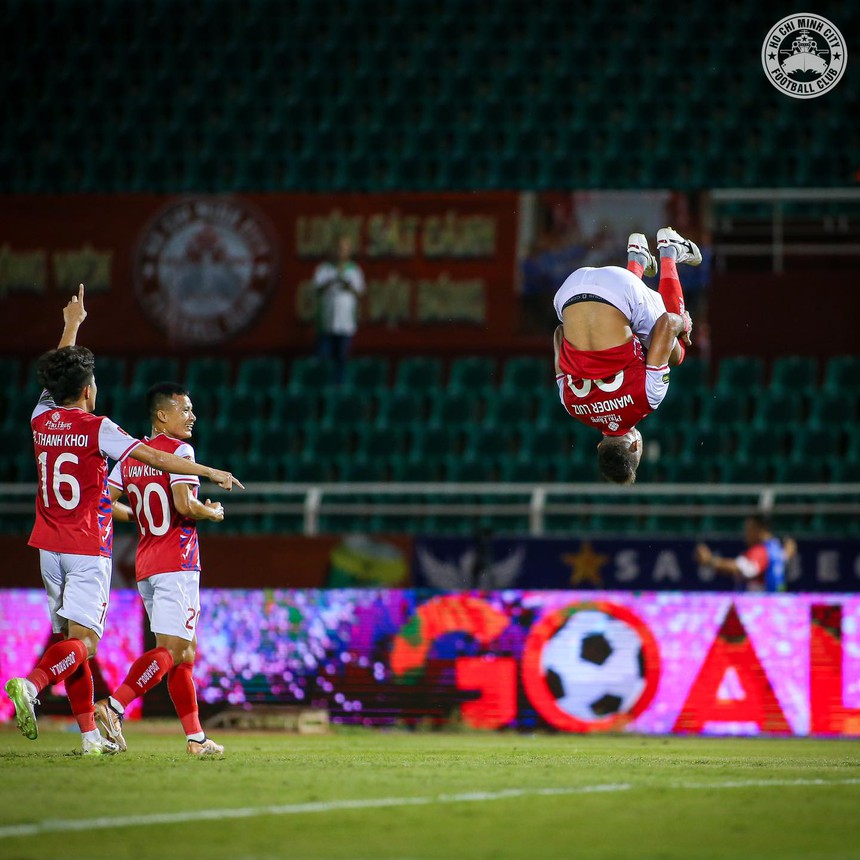 Trung vệ Việt kiều sai sót, ngoại binh giúp CLB TP.HCM thoát hiểm - Ảnh 2.