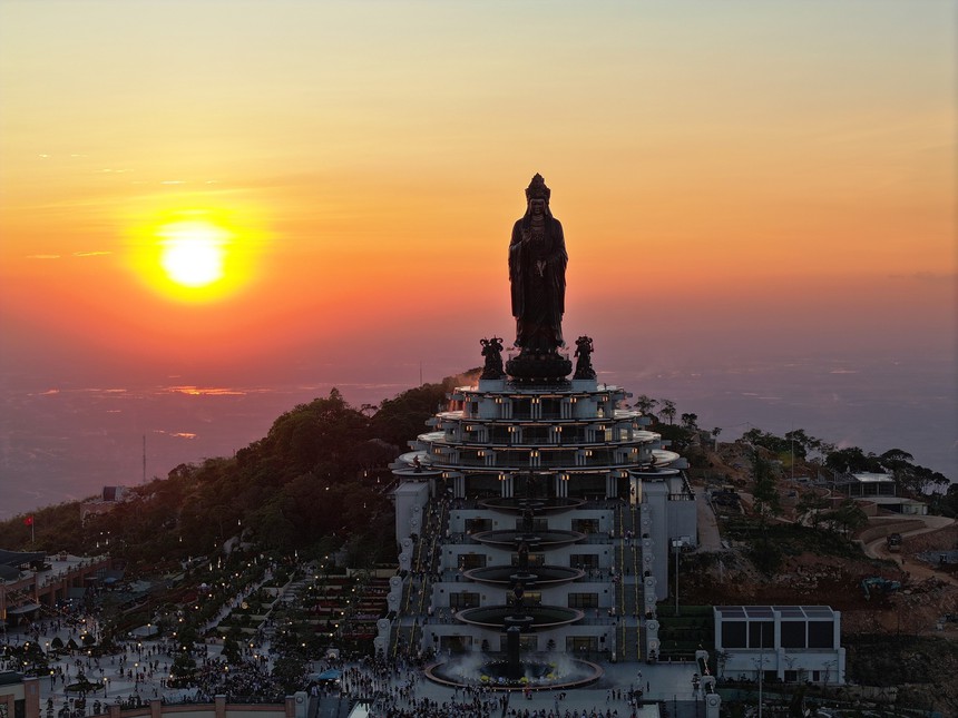 Hơn 1 triệu lượt khách tham quan Khu du lịch quốc gia núi Bà Đen - Ảnh 1.