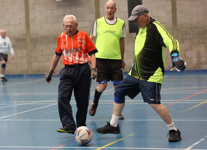 Tiền đạo già nhất Vương quốc Anh ghi 5 bàn thắng đúng dịp sinh nhật 90 tuổi - Ảnh 2.