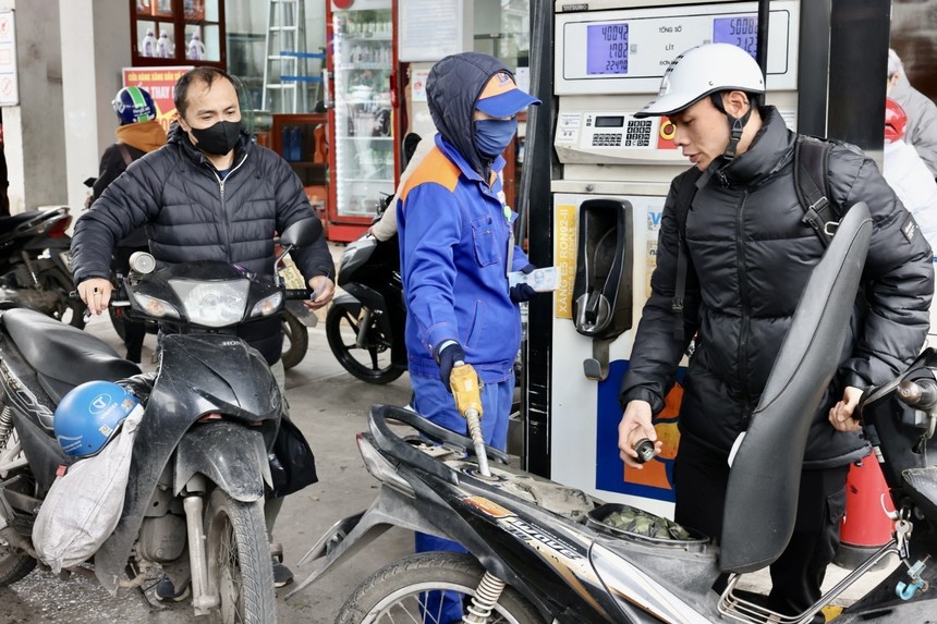 Giá xăng tăng hơn 300 đồng/lít - Ảnh 1.