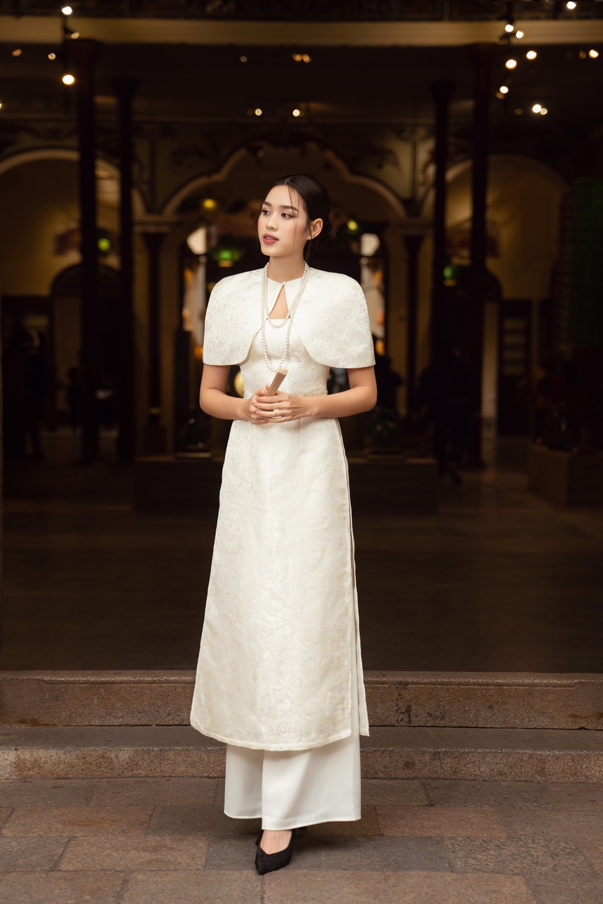 Hoa hậu Đỗ Hà rạng rỡ dạo quanh phố cổ Hà Nội - Ảnh 1. Hoa hậu Đỗ Hà rạng rỡ dạo quanh phố cổ Hà Nội - Ảnh 1.