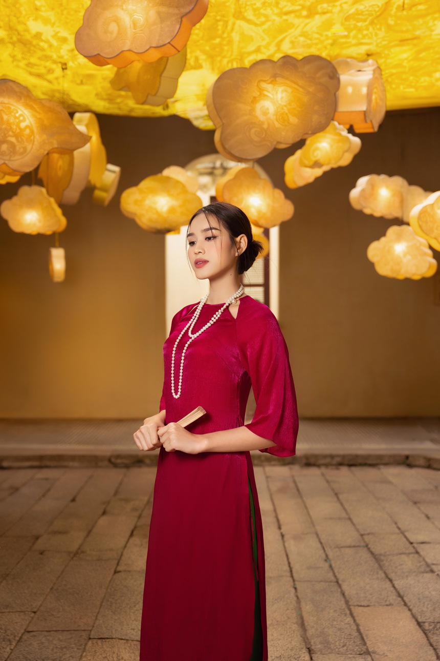 Hoa hậu Đỗ Hà rạng rỡ dạo quanh phố cổ Hà Nội - Ảnh 12. Hoa hậu Đỗ Hà rạng rỡ dạo quanh phố cổ Hà Nội - Ảnh 12.