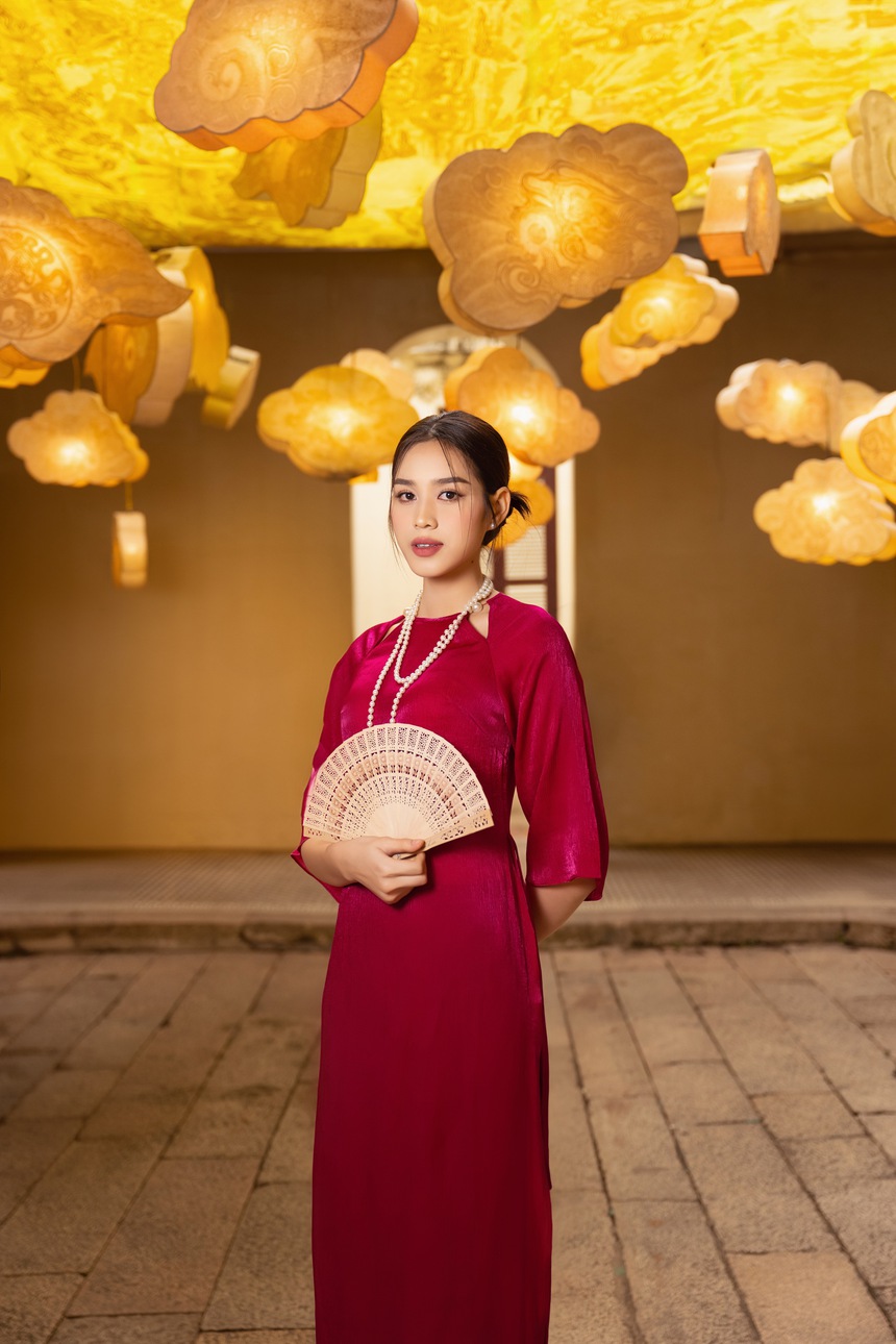 Hoa hậu Đỗ Hà rạng rỡ dạo quanh phố cổ Hà Nội - Ảnh 13. Hoa hậu Đỗ Hà rạng rỡ dạo quanh phố cổ Hà Nội - Ảnh 13.