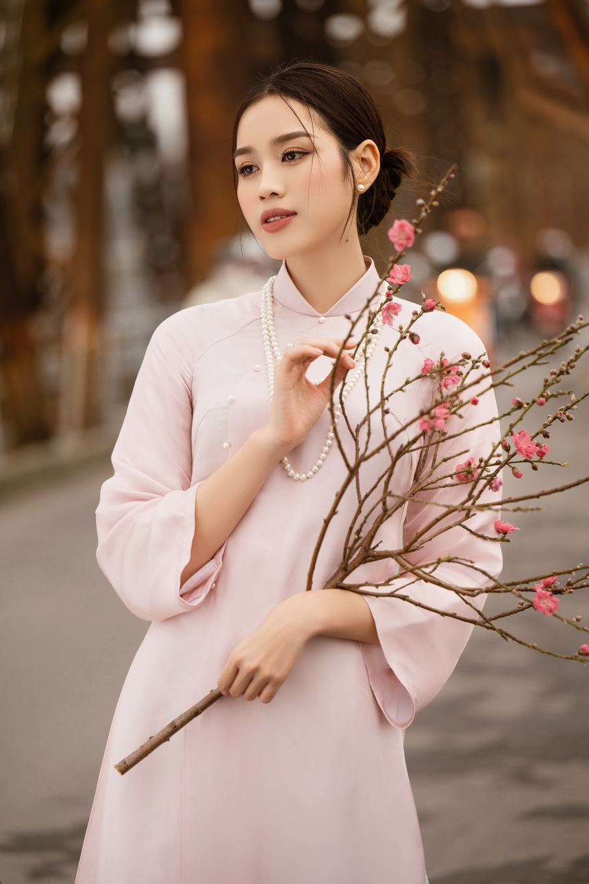 Hoa hậu Đỗ Hà rạng rỡ dạo quanh phố cổ Hà Nội - Ảnh 3. Hoa hậu Đỗ Hà rạng rỡ dạo quanh phố cổ Hà Nội - Ảnh 3.