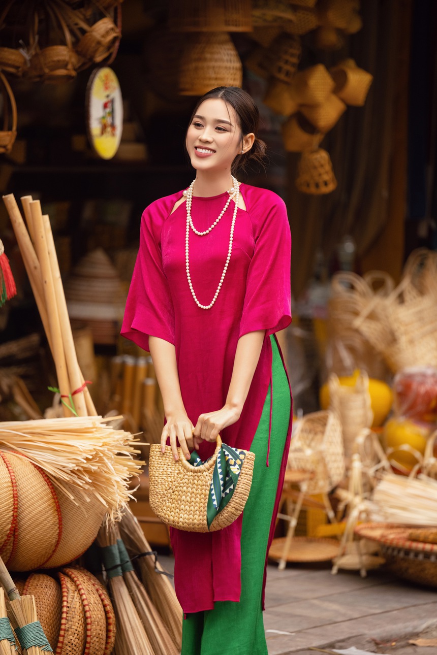 Hoa hậu Đỗ Hà rạng rỡ dạo quanh phố cổ Hà Nội - Ảnh 6. Hoa hậu Đỗ Hà rạng rỡ dạo quanh phố cổ Hà Nội - Ảnh 6.