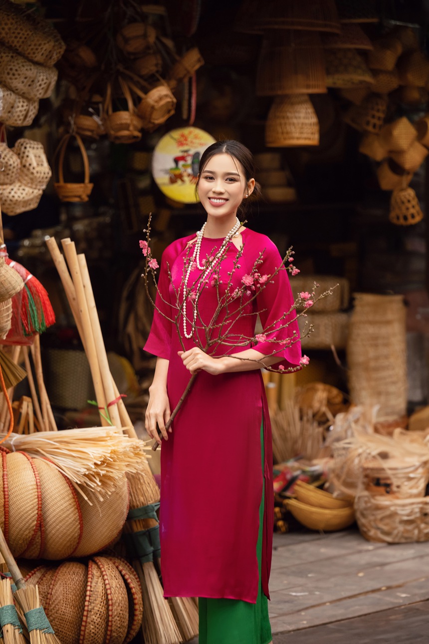 Hoa hậu Đỗ Hà rạng rỡ dạo quanh phố cổ Hà Nội - Ảnh 8. Hoa hậu Đỗ Hà rạng rỡ dạo quanh phố cổ Hà Nội - Ảnh 8.