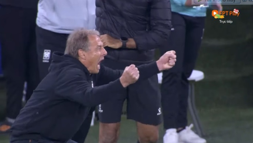 HLV Hàn Quốc ăn mừng cuồng nhiệt như thể vừa ghi bàn khiến CĐV thích thú - Ảnh 2.