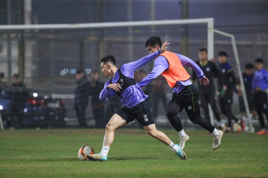 Tuyển thủ Việt Nam khen HLV Troussier nhiệt huyết, yêu bóng đá - Ảnh 2. Tuyển thủ Việt Nam khen HLV Troussier nhiệt huyết, yêu bóng đá - Ảnh 2.