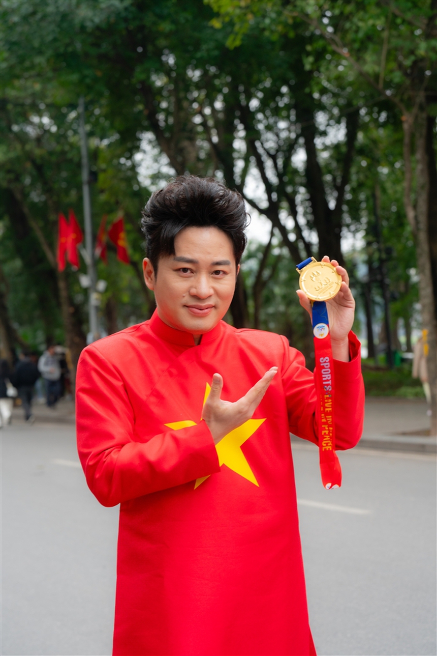 Ca sĩ Tùng Dương: 'Tôi hát ngợi ca sự vươn lên của con người' - Ảnh 1. Ca sĩ Tùng Dương: 'Tôi hát ngợi ca sự vươn lên của con người' - Ảnh 1.