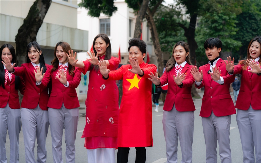 Ca sĩ Tùng Dương: 'Tôi hát ngợi ca sự vươn lên của con người' - Ảnh 2. Ca sĩ Tùng Dương: 'Tôi hát ngợi ca sự vươn lên của con người' - Ảnh 2.