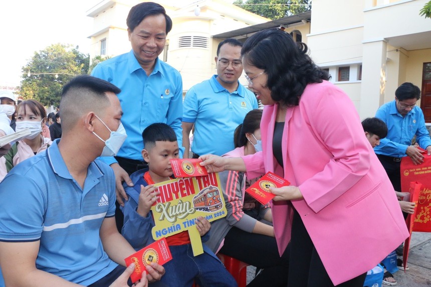 Thành phố Hồ Chí Minh: Chuyến tàu mùa Xuân đưa công nhân về quê đón Tết đoàn viên - Ảnh 1.