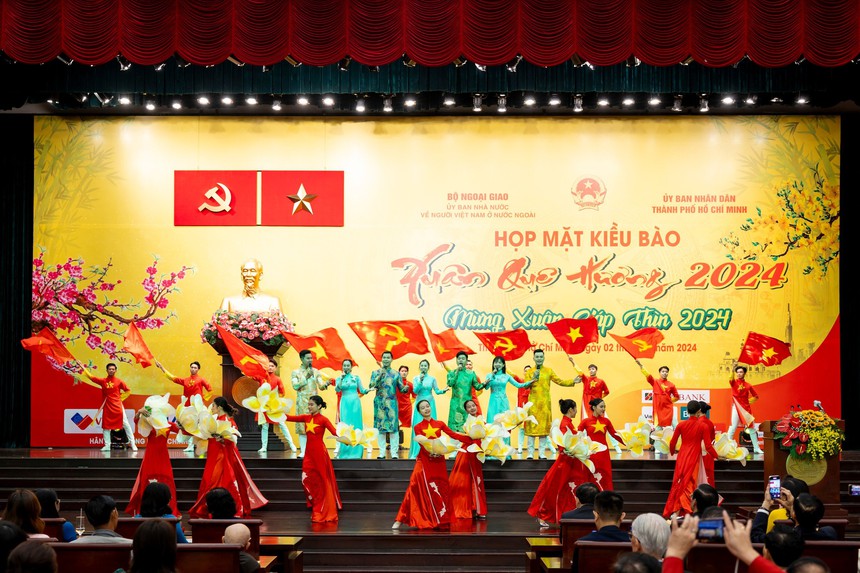 Xuân Quê Hương 2024 - "Thành phố Hồ Chí Minh - Viết tiếp thiên anh hùng ca ngời sáng" - Ảnh 4.
