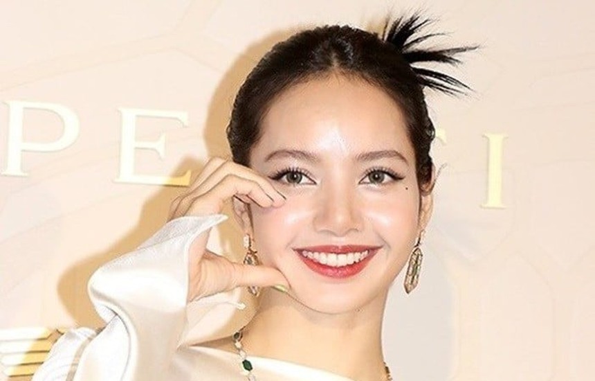 Lisa Blackpink là nhân vật chính trong tiểu thuyết Pháp đầu tiên đào sâu về hậu trường K-pop - Ảnh 1. Lisa Blackpink là nhân vật chính trong tiểu thuyết Pháp đầu tiên đào sâu về hậu trường K-pop - Ảnh 1.