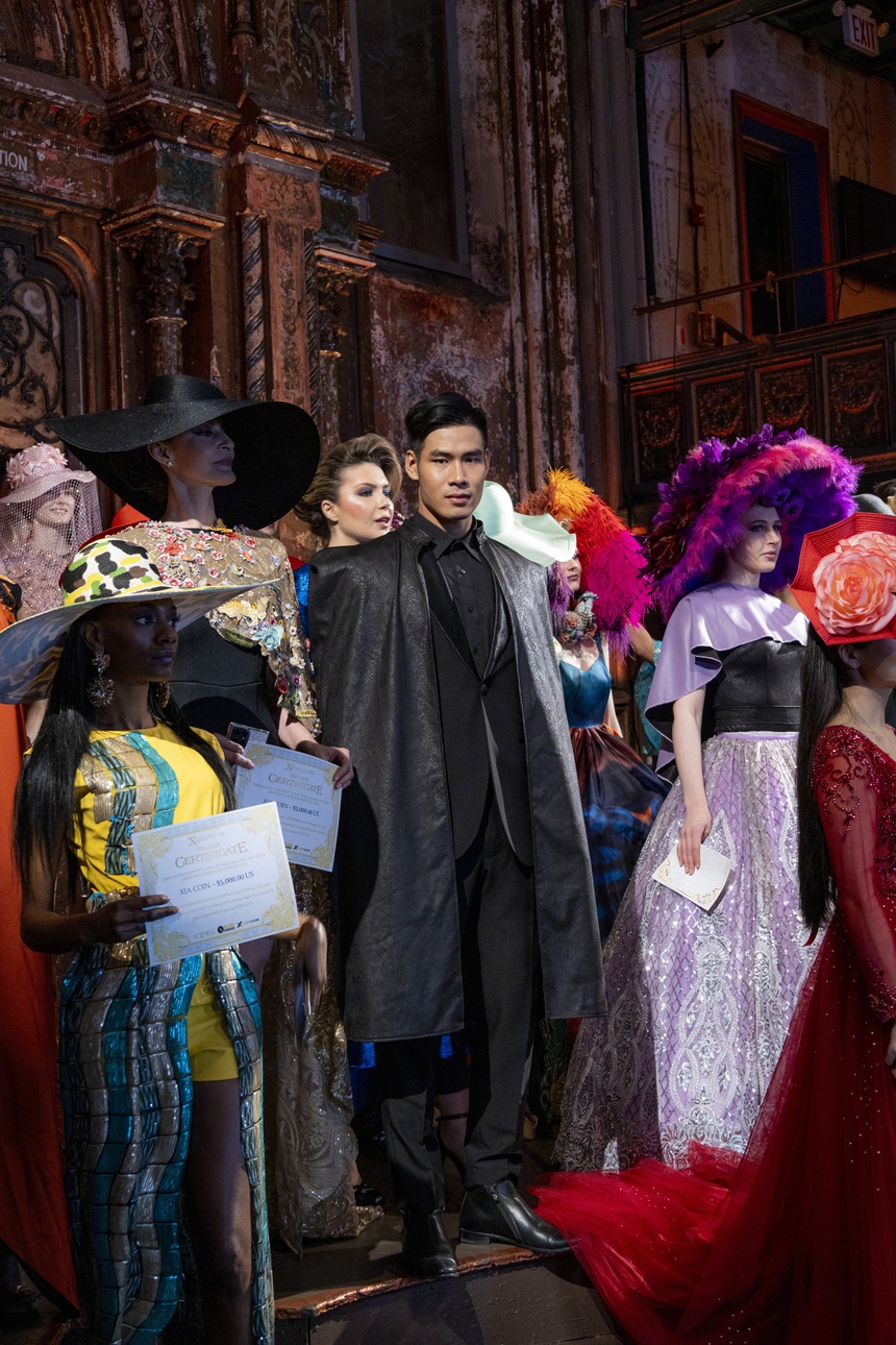 Danh Chiếu Linh sải bước trên sàn diễn thời trang ở New York - Ảnh 4.