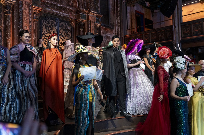 Danh Chiếu Linh sải bước trên sàn diễn thời trang ở New York - Ảnh 3.