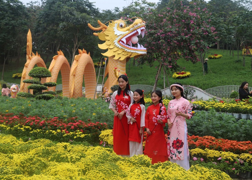 Nghệ An: Tạo tác lại biểu tượng rồng tại vườn hoa nghệ thuật - Ảnh 2.