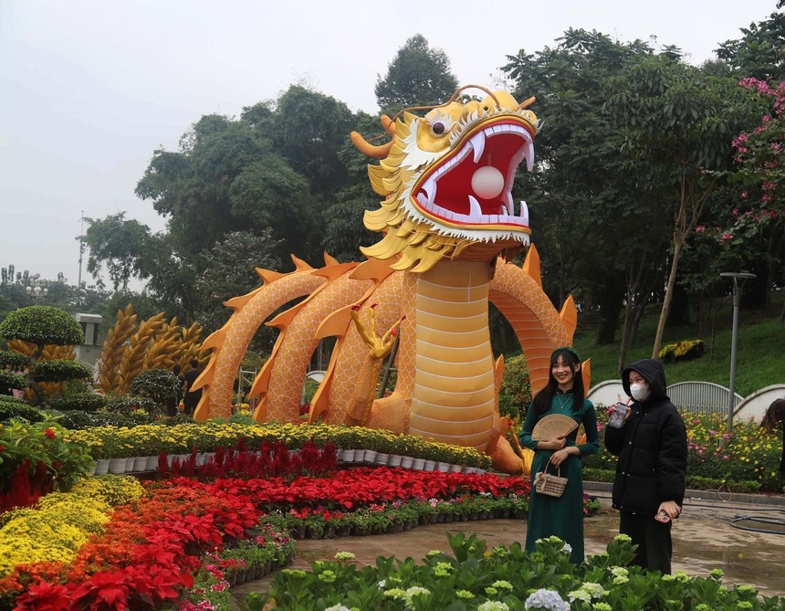Nghệ An: Tạo tác lại biểu tượng rồng tại vườn hoa nghệ thuật - Ảnh 1.