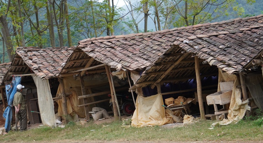 Nung ngói âm dương, ấm tình làng bản - Ảnh 5. Nung ngói âm dương, ấm tình làng bản - Ảnh 5.