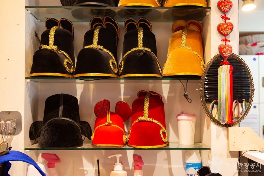 Theo chân Vua Joseon, du hành thời gian tới Seochon - Ảnh 2. Theo chân Vua Joseon, du hành thời gian tới Seochon - Ảnh 2.