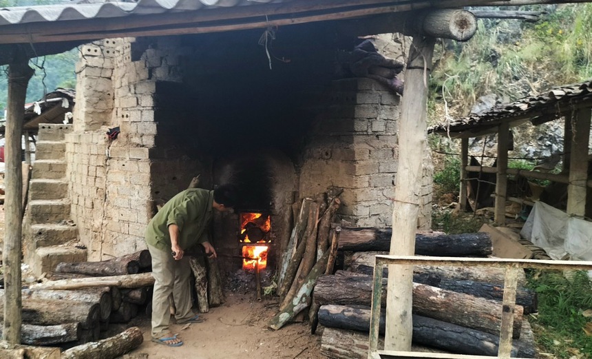 Nung ngói âm dương, ấm tình làng bản - Ảnh 3. Nung ngói âm dương, ấm tình làng bản - Ảnh 3.