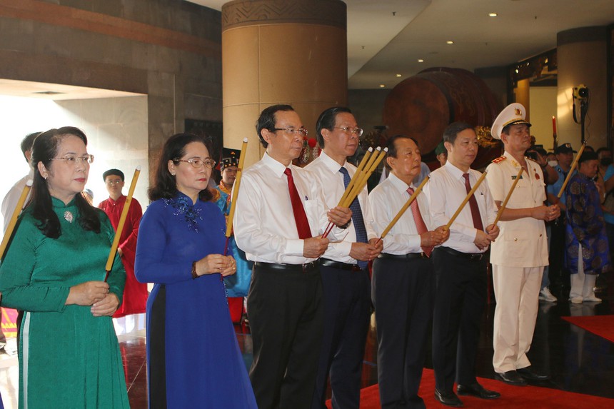 Thành phố Hồ Chí Minh dâng cúng bánh tét Quốc tổ Hùng Vương dịp Tết nguyên đán - Ảnh 6.