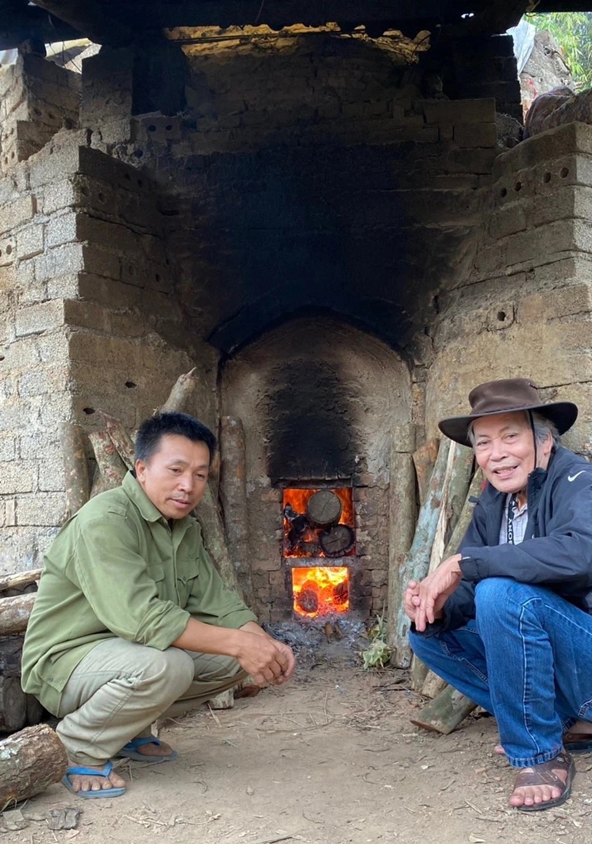 Nung ngói âm dương, ấm tình làng bản - Ảnh 1. Nung ngói âm dương, ấm tình làng bản - Ảnh 1.