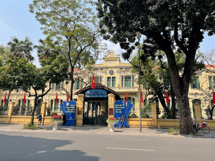 Hình tượng rồng bay trên tòa nhà trường Trưng Vươ - Ảnh 2. Hình tượng rồng bay trên tòa nhà trường Trưng Vươ - Ảnh 2.