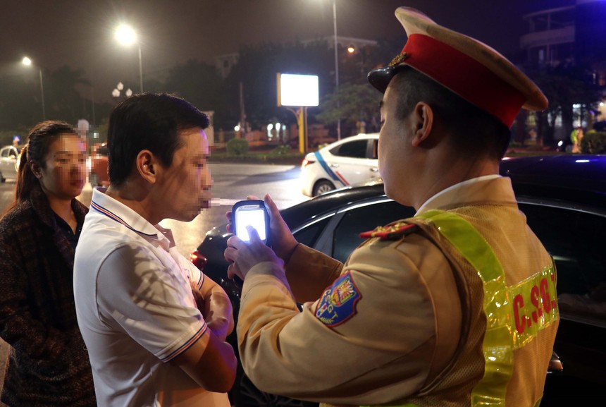 Đề xuất xác định nồng độ cồn trong hơi thở của người lái xe - Ảnh 1.