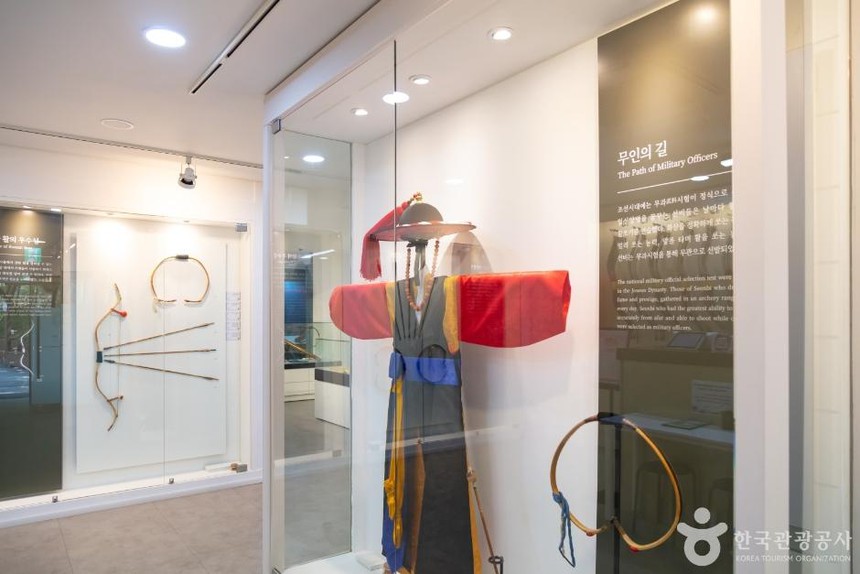 Theo chân Vua Joseon, du hành thời gian tới Seochon - Ảnh 14. Theo chân Vua Joseon, du hành thời gian tới Seochon - Ảnh 14.