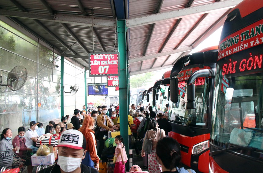 Không để tình trạng xe dù, bến cóc, chở quá số người và tăng giá vé trái quy định - Ảnh 1. Không để tình trạng xe dù, bến cóc, chở quá số người và tăng giá vé trái quy định - Ảnh 1.