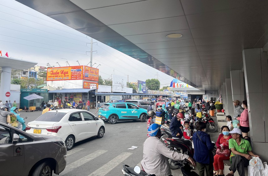 Không để tình trạng xe dù, bến cóc, chở quá số người và tăng giá vé trái quy định - Ảnh 2. Không để tình trạng xe dù, bến cóc, chở quá số người và tăng giá vé trái quy định - Ảnh 2.