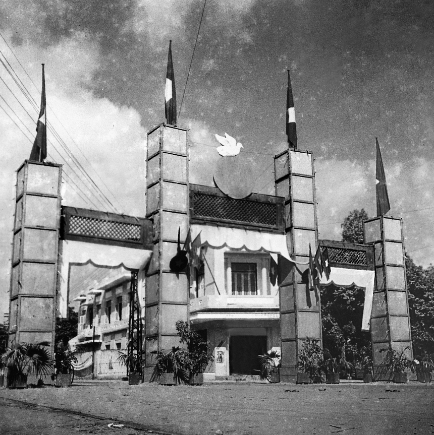 BÀI TẾT - Ảnh = Ký ức = Lịch sử: Từ 'Khải Hoàn Môn' đến những 'cổng chào' ngày tiếp quản Thủ đô - Ảnh 14.