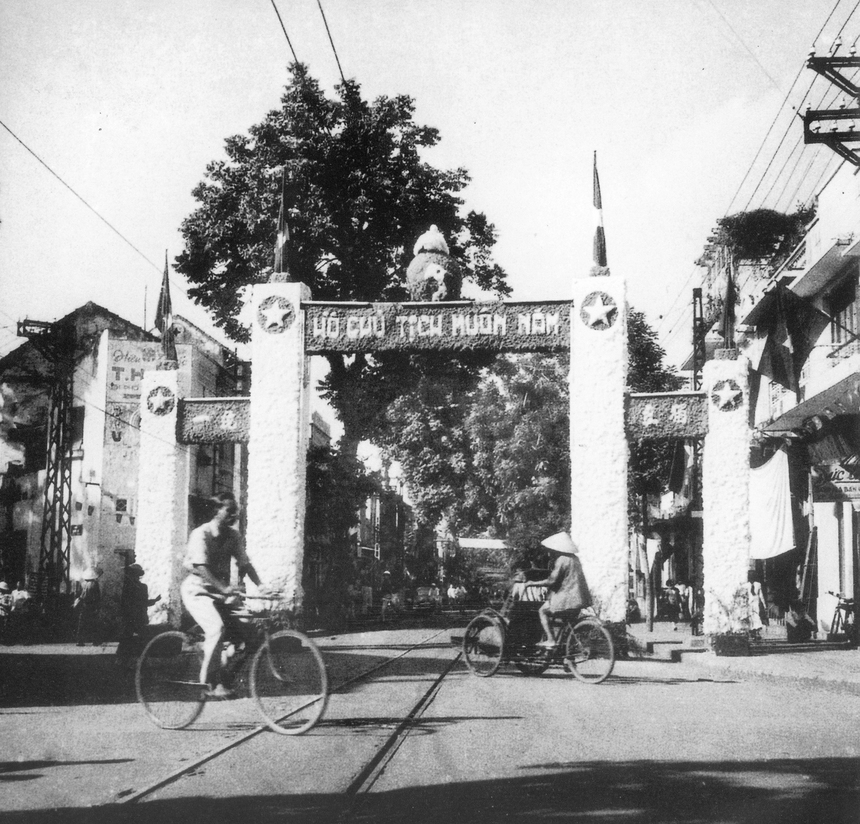 BÀI TẾT - Ảnh = Ký ức = Lịch sử: Từ 'Khải Hoàn Môn' đến những 'cổng chào' ngày tiếp quản Thủ đô - Ảnh 15.