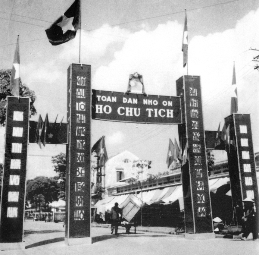 BÀI TẾT - Ảnh = Ký ức = Lịch sử: Từ 'Khải Hoàn Môn' đến những 'cổng chào' ngày tiếp quản Thủ đô - Ảnh 17.