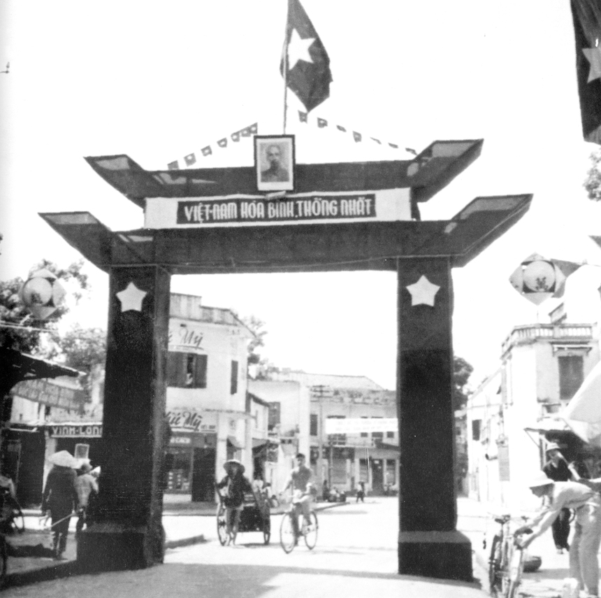 BÀI TẾT - Ảnh = Ký ức = Lịch sử: Từ 'Khải Hoàn Môn' đến những 'cổng chào' ngày tiếp quản Thủ đô - Ảnh 19.