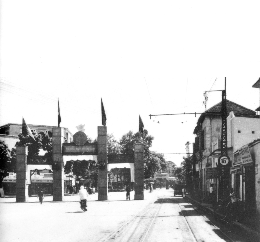 BÀI TẾT - Ảnh = Ký ức = Lịch sử: Từ 'Khải Hoàn Môn' đến những 'cổng chào' ngày tiếp quản Thủ đô - Ảnh 20.