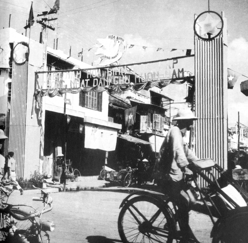 BÀI TẾT - Ảnh = Ký ức = Lịch sử: Từ 'Khải Hoàn Môn' đến những 'cổng chào' ngày tiếp quản Thủ đô - Ảnh 21.